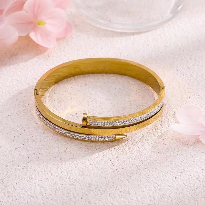Bracelet Isis  L'Élégance Audacieuse du Clou Pavé