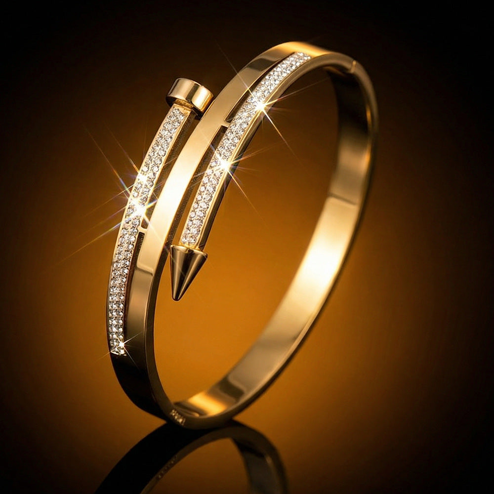 Bracelet Isis  L'Élégance Audacieuse du Clou Pavé